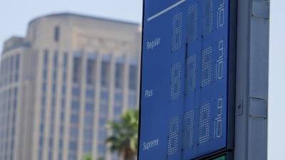 Fotografía de archivo de un tablero con precios de gasolina en Los Ángeles (EE.UU.). EFE