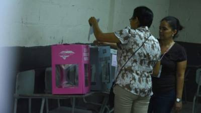 Con fervor y civismo los ceibeños llegan a ejercer el sufragio.