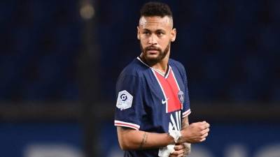Paris Saint-Germain's Brazilian forward Neymar walks off the pitch after receiving a red card (Photo by FRANCK FIFE / AFP)