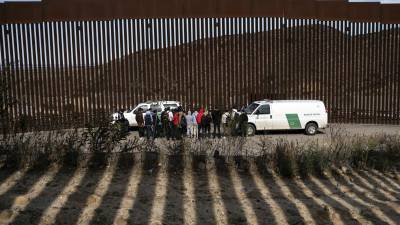 Los agentes fronterizos deberán admitir a los solicitantes de asilo una vez que entre en vigor la suspensión del Título 42 emitida por un juez federal de EEUU.