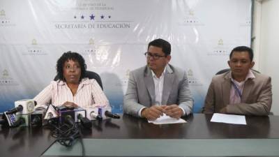 Marlon Escoto (centro) llevó documentos al IAIP.