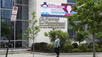 Una mujer camina ayer, frente la entrada del Centro Carol Whitehill Moses de la organización Planned Parenthood en Washington (EEUU).