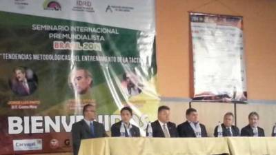 El técnico de la Selección hondureña forma parte del Seminario Internacional Premundialista Brasil 2014. Fotografía tomada de @ARQUEROSCEGARP