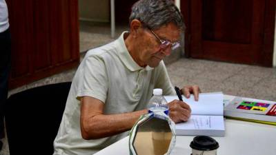 <b>Atanasio Herranz </b>durante<b> la firma de </b>autógrafos<b>. Fotos: José Galeano.</b>