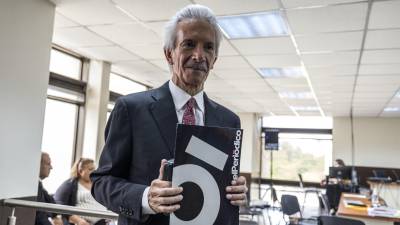 El periodista José Rubén Zamora asiste a la lectura de la sentencia en su contra, tras 40 días de debate oral y público, hoy, en Ciudad de Guatemala.