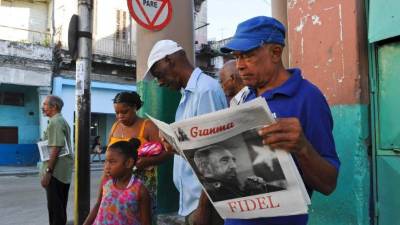 El diario oficial, Granma, le dedicó su portada al lider cubano, como se aprecia en este ejemplar que lee un hombre en una calle de La Habana.