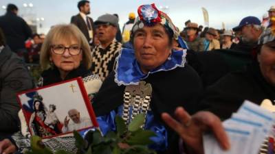 Una mujer Mapuche espera la llegada del Papa Francisco al aeropuerto Maquehue en Temuco.