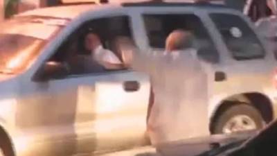 Los seguidores de Libre dieron patadas a un vehículo que era conducido por nacionalistas.