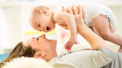 Imagen de una madre y su hijo.