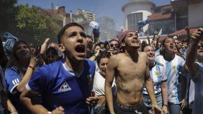 Argentina derrotó a Francia en la tanda de penales y la locura invadió a los hinchas.