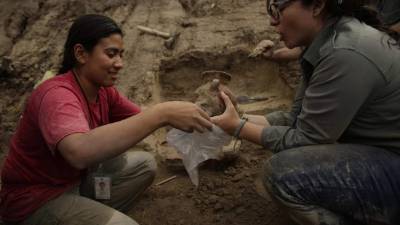 Las arqueólogas de la Secretaría de Cultura de El Salvador, Nancy Trujillo (i) y Margarita Morán (d), trabajan en el lugar donde fueron halladas cinco vasijas prehispánicas, ayer lunes 17 de julio de 2017, en la colonia Quezaltepeque, en el departamento de Santa Tecla (suroeste) de El Salvador. EFE