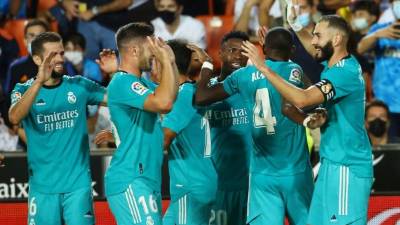 Vinicius y Benzema le dieron la victoria al Real Madrid en Mestalla. Foto AFP.