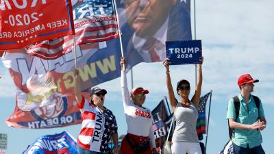 Seguidores de Trump protestan en Florida contra el proceso judicial que puede llevar al magnate a ser detenido.