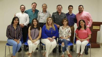 José Francisco Saybe, director de la obra, y el elenco de “El diario de Ana Frank”