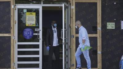 Un hombre camina protegido con tapabocas y guantes en Ciudad de Panamá (Panamá). Panamá acumula 27 muertos y 1.075 casos confirmados del COVID-19, tras sumar tres decesos y 86 contagios en las últimas 24 horas, dijeron este lunes las autoridades, que dictaron medidas para endurecer el confinamiento obligatorio. EFE/Carlos Lemos