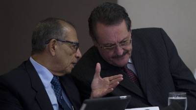 El exfiscal general Edmundo Orellana junto con Rodil Rivera . EFE