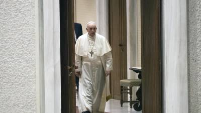 El Papa Francisco (R) llega para dirigir la audiencia general semanal en la sala Pablo VI del Vaticano el 8 de septiembre de 2021.