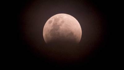 La luna se tiñó hoy de color rojizo debido a un eclipse lunar total que ocurrió además cuando el satélite se encuentra en el punto más cercano a la Tierra, un fenómeno seguido por millones de personas en medio mundo.