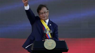 El presidente de Colombia, Gustavo Petro, saluda luego de pronunciar su discurso de investidura.