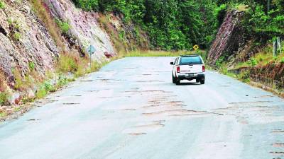 Conductores lamentan el mal estado de la carretera entre La Esperanza y Siguatepeque.
