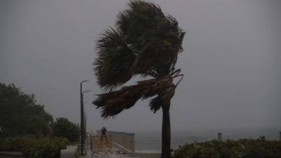El Centro Nacional de Huracanes estadounidense (NHC) mantiene advertencia de huracán en la costa este de Florida.
