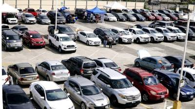 Camionetas y turismos se exponen en la feria. A. Izaguirre.