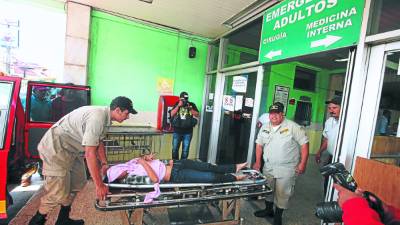 Miembros de la Cruz Roja auxiliaron a los heridos del accidente en La Montañita.