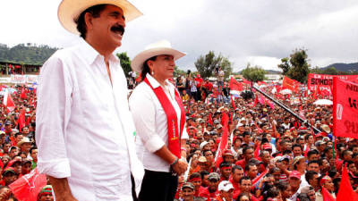 El expresidente de Honduras, Manuel Zelaya junto a su esposa Xiomara Castro.