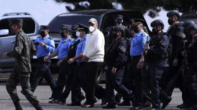 El exjefe de la Policía Nacional de Honduras, Juan Carlos “El Tigre” Bonilla fue entregado este martes a la DEA para su extradición hacia EEUU, país que lo acusa por delitos asociados al narcotráfico. Fotografías / EFE / OPSA