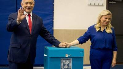 Israeli Prime Minister Benjamin Netanyahu (L) and wife Sara cast their ballot during Israel's parliamentary elections in Jerusalem, on April 9, 2019. (Photo by Ariel Schalit / POOL / AFP)
