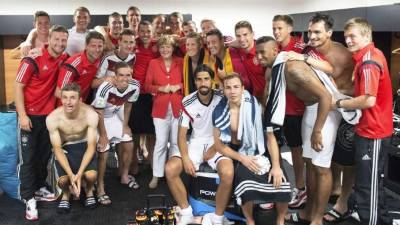 La canciller de Alemania, Angela Merkel fue a visitar a seleccionados franceses a los camerinos. AFP