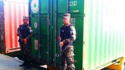 Los contenedores son custodiados por la Policía Militar de Orden Público.