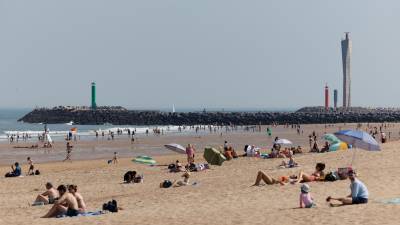 Los belgas disfrutan de las playas en uno de los veranos más calientes que se han registrado en Europa.