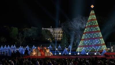 El presidente Obama iluminó el árbol nacional de navidad en Estados Unidos, en la ceremonia número 92 de esta tradición.