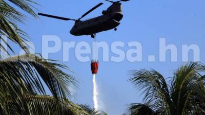 El incendio es combatido con cuatro helicópteros Chinook doble hélicede la Fuerza Aérea Hondureña.