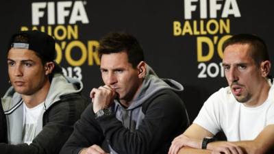 El delantero portugués del Real Madrid, Cristiano Ronaldo (izda), el delantero argentino del FC Barcelona Lionel Messi (c), y el centrocampista francés del Bayern de Múnich, Franck Ribery, nominados al Balón de Oro, ofrecen una rueda de prensa en Zúrich, Suiza. EFE