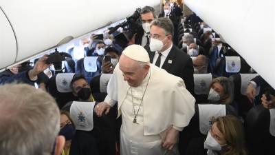 El papa Francisco conversa con los periodistas que van a cubrir su visita de dos días a Malta.