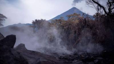 La actividad genera flujos de lava de hasta 300 metros de longitud con dirección a la barranca Ceniza. EFE/Archivo