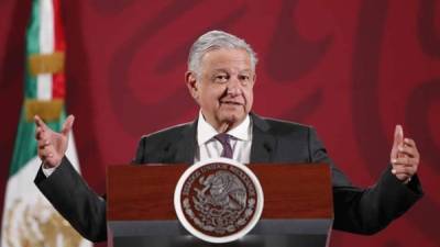 El presidente de México, Andrés Manuel López Obrador, habla durante su rueda de prensa matutina este jueves, en el Palacio Nacional de Ciudad de México (México). EFE/José Méndez