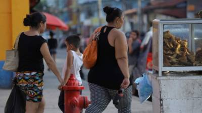 Más mujeres centroamericanas en edad fértil sufren obesidad y sobrepeso a causa de un mayor consumo de calorías. Foto: Wendell Escoto