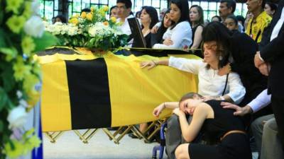 Mario Verdial fue acompañado en su última morada por su familia, amigos y aficionados del equipo de sus amores, Real España. Foto: Jordan Perdomo