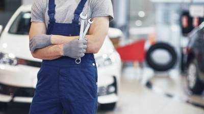 Los carros de 10 años o más utilizan cambios de aceite cada 7.000 a 15.000 km. Lo ideal es comprobar el nivel de aceite cada 1.500 km y seguir las recomendaciones del fabricante.