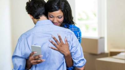 Los expertos dicen que la infidelidad no es propia de un género.