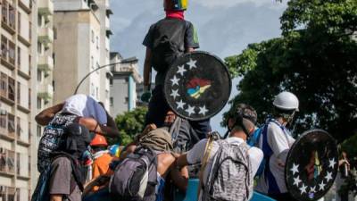 Un grupo de manifestantes conduce un camión durante una protesta, este viernes 2 de junio de 2017, en Caracas (Venezuela). EFE