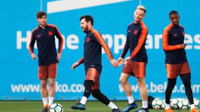 Los jugadores del FC Barcelona, el defensa Sergi Roberto (1i), el delantero argentino Lionel Messi (2i), el centrocampista croata Ivan Rakitic (2d) y el defensa portugués Nelson Semedo, durante un entrenamiento. EFE/Archivo