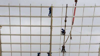 La construcción y remodelación de los diferentes estadios mundialistas ha dejado cinco muertos.