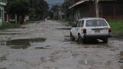 Grandes charcos de agua se forman cuando llueve.