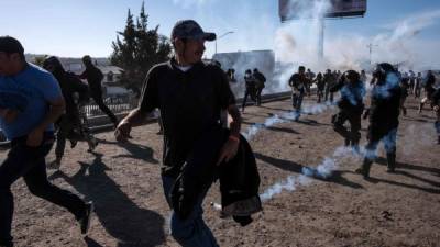 Vista de gases lacrimógenos que la policía fronteriza utiliza para evitar que grupos de personas crucen la garita El Chaparral. Foto: AFP