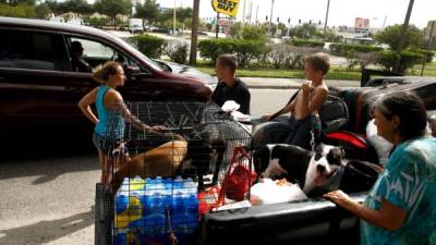 Los habitantes de Tampa se prepararon a última hora para la llegada del huracán Irma debido al cambio de trayectoria del potente fenómeno.