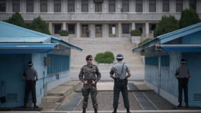 Soldados montan guardia en la zona desmilitarizada que divide a las dos Coreas